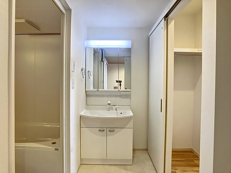 洗面脱衣所の横はウォークインクローゼット