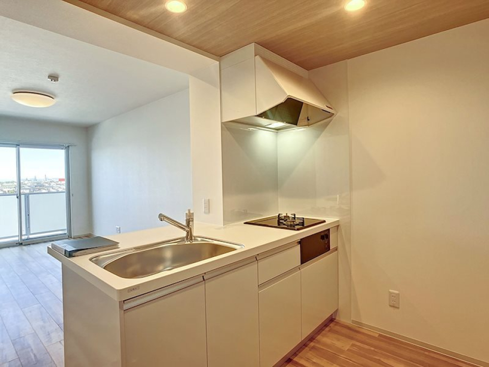 白を基調とした対面式キッチン