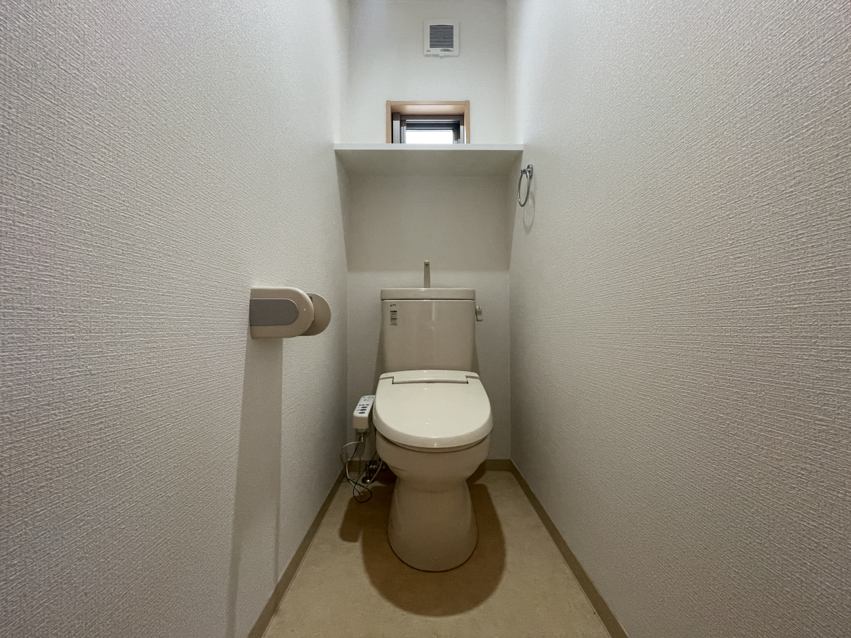 トイレは小窓と棚付き