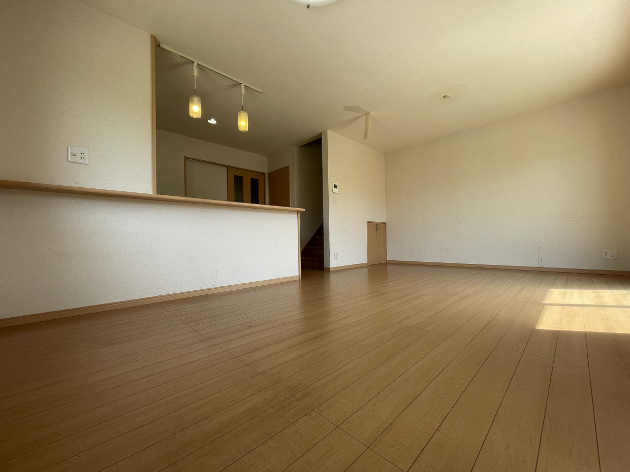 ソファとダイニングテーブルを置いても余裕の広さ