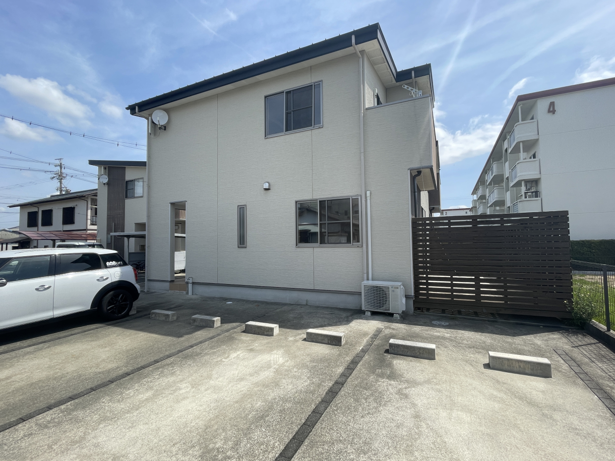 ウッドテラス付きのおしゃれな一戸建て