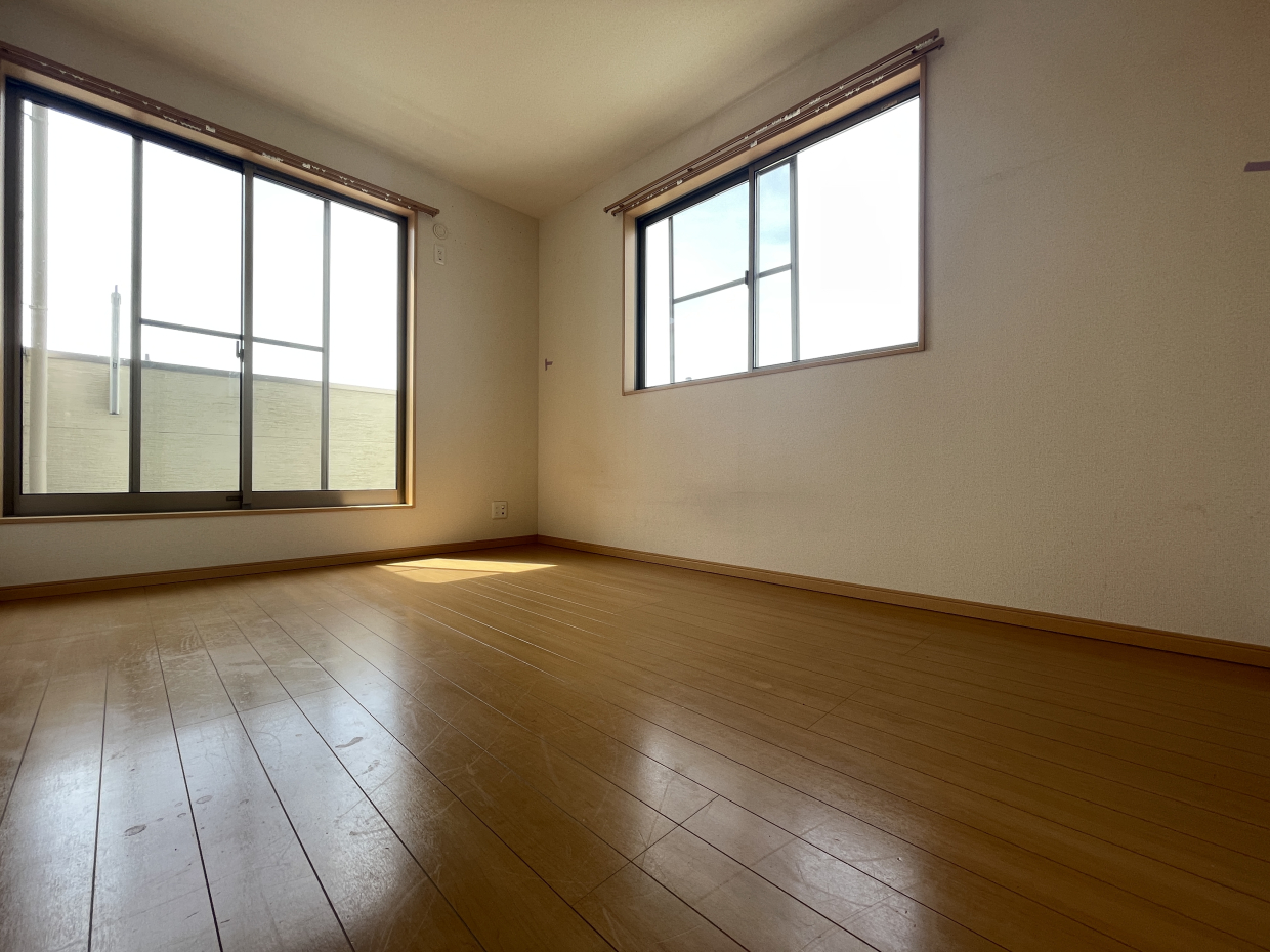 南側の洋室はベランダ付きです