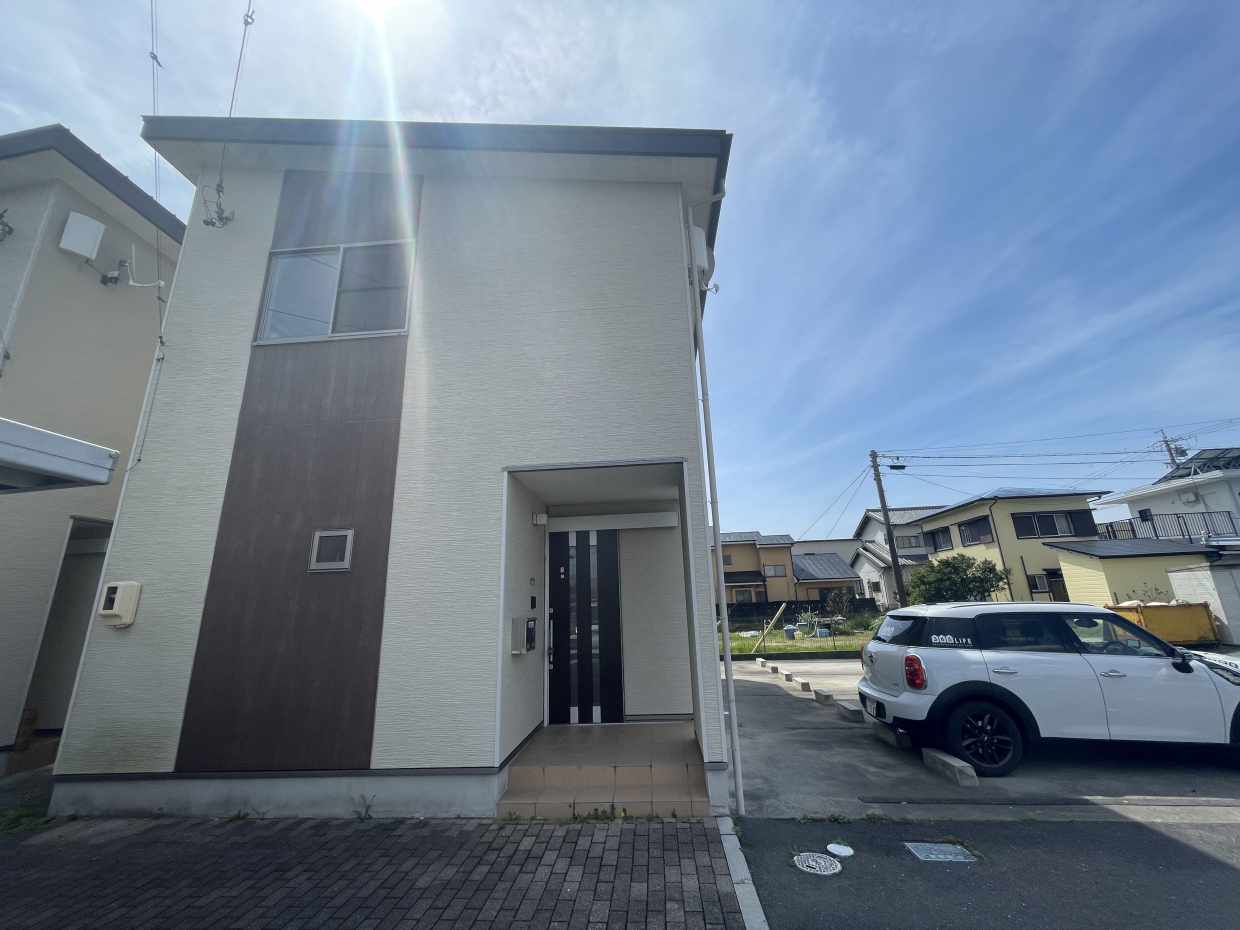 正面から見た外観