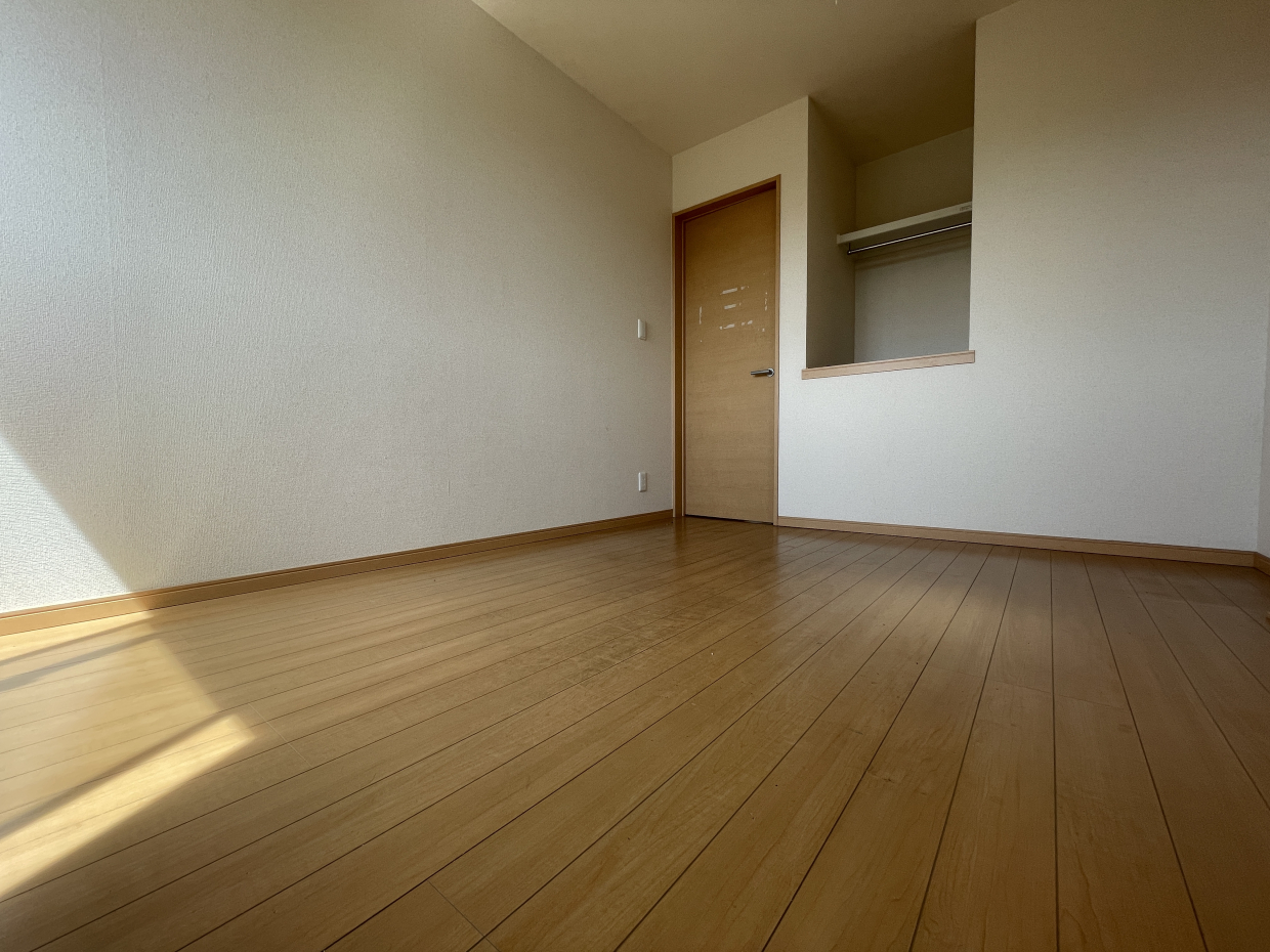 こちらの部屋は小さな収納のみ。