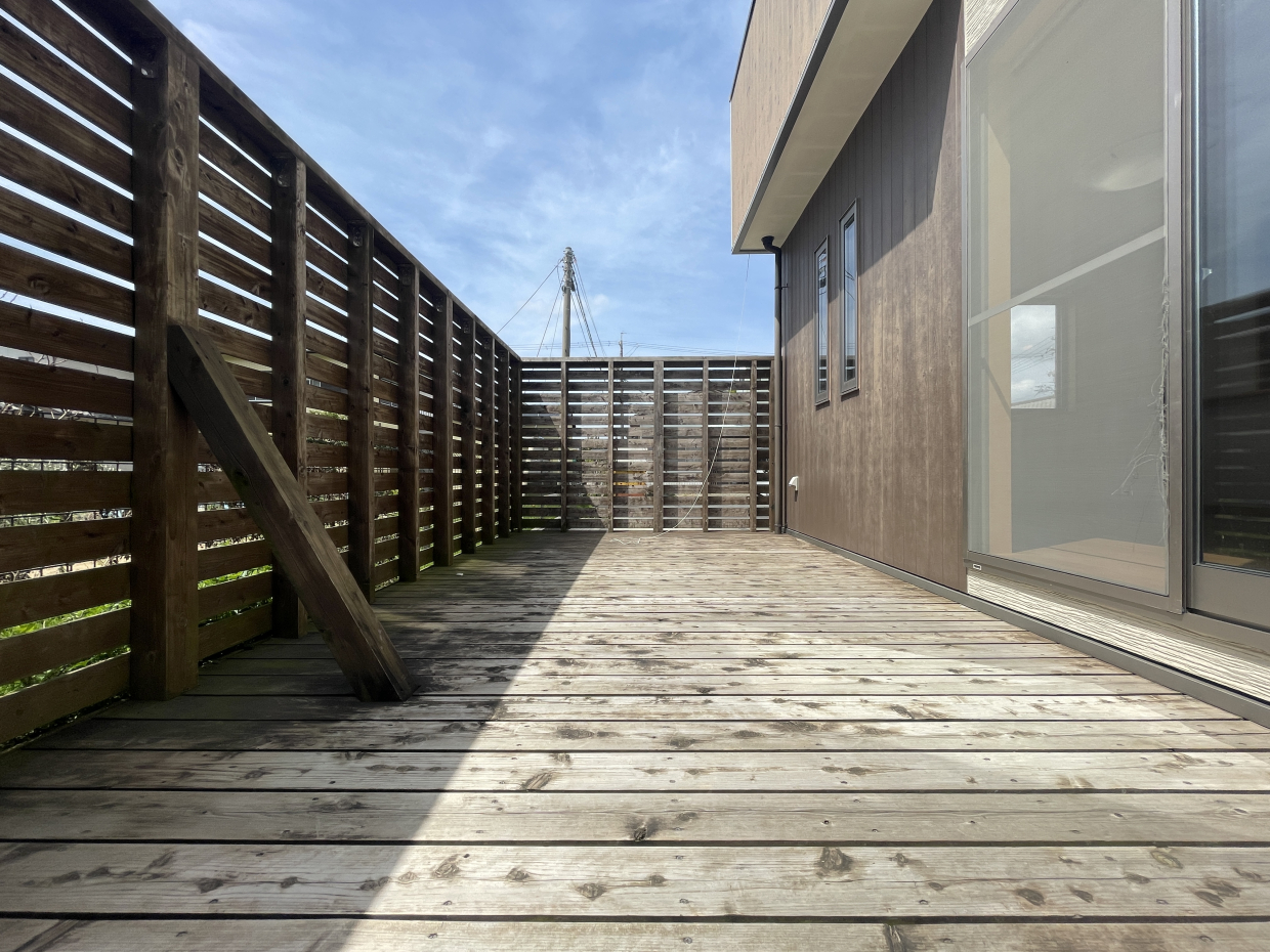 LDKからウッドテラスに出られるので便利