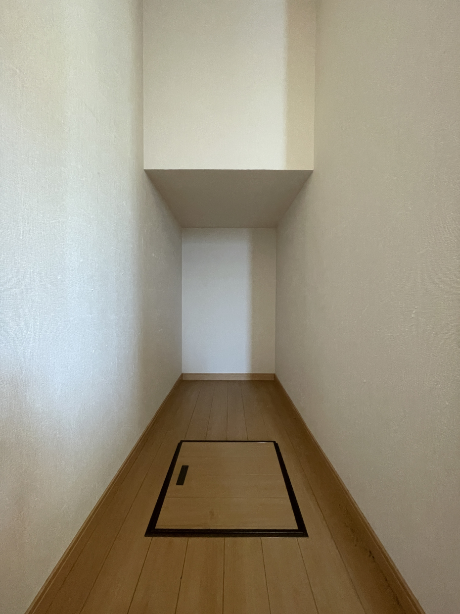 キッチンの横にある階段下収納スペース