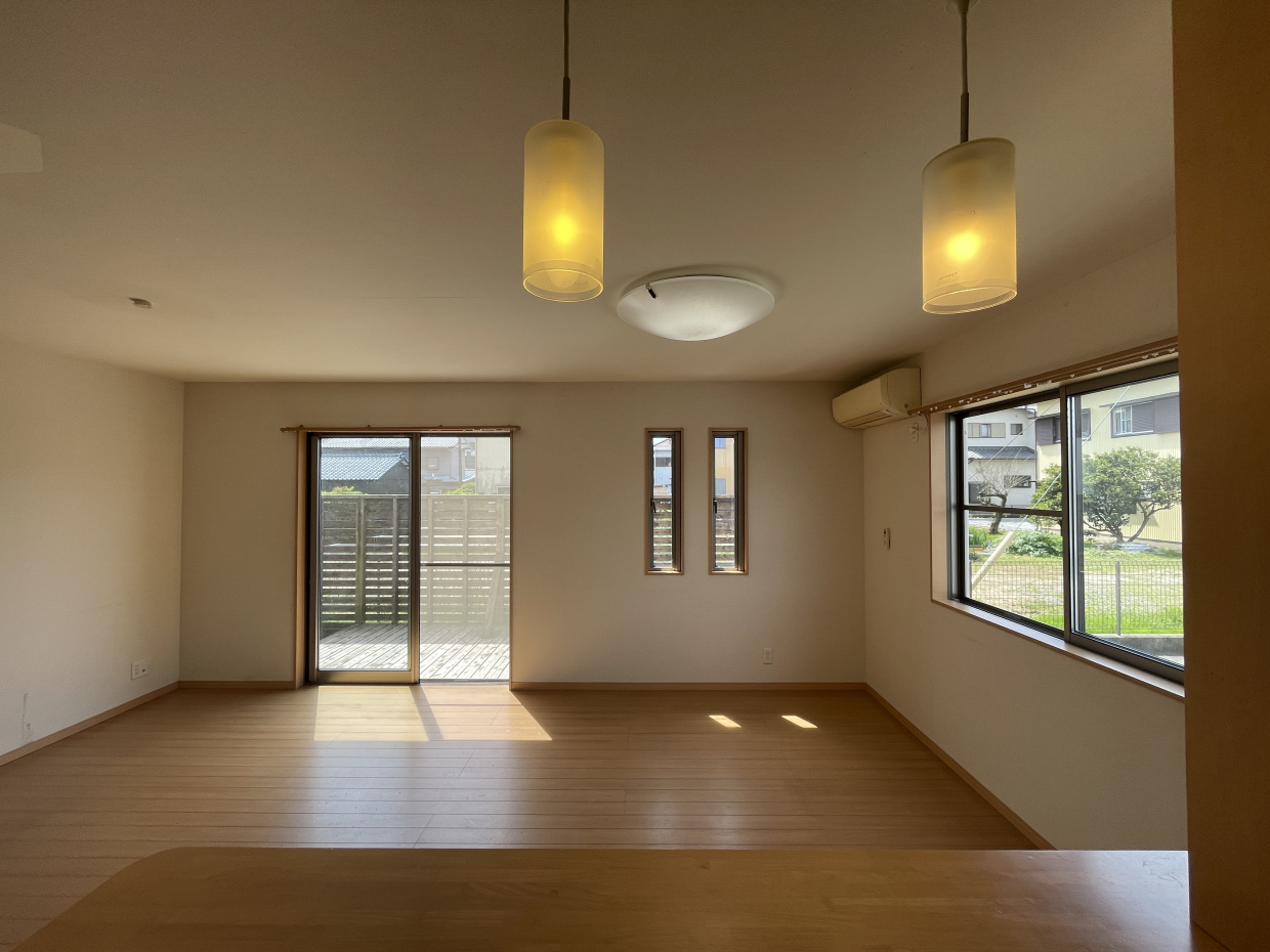 キッチンからは外のウッドテラスも見えるので安心