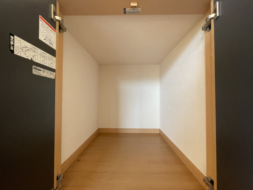 コンパクトな収納は、お子様のおもちゃ入れなどに。