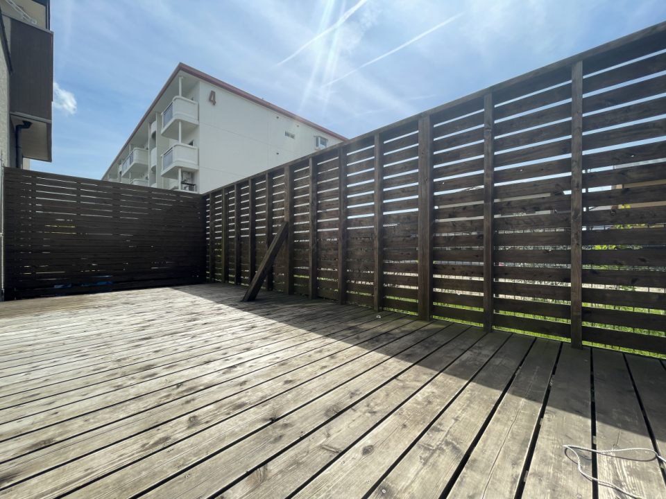 広～いウッドテラスは陽射しが心地いい