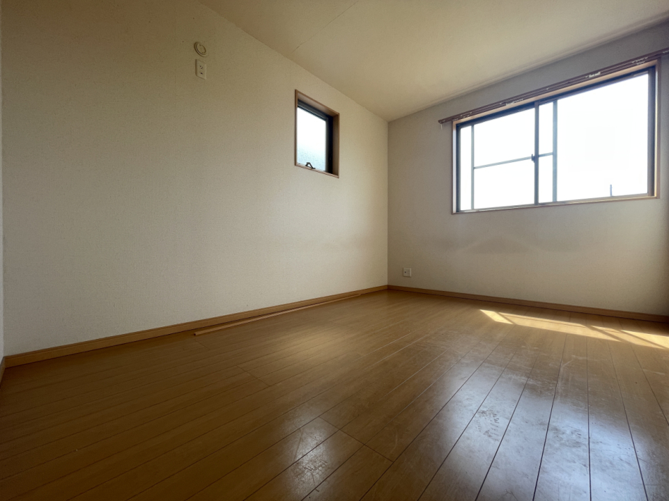 二階の洋室はすべて６帖
