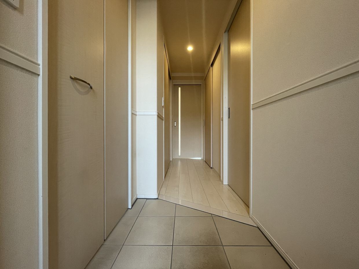 玄関も明るいです