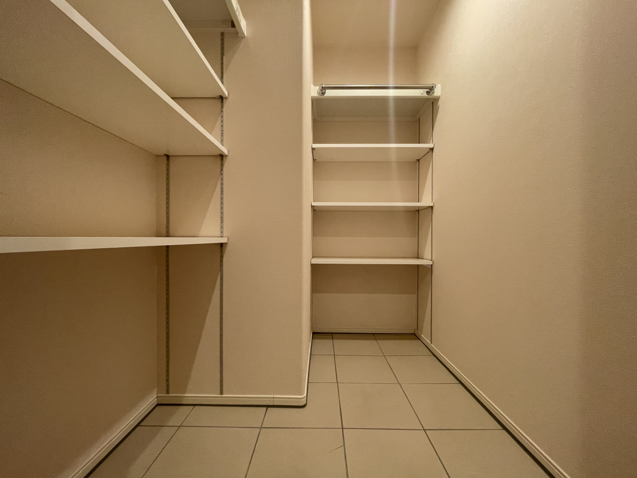 シューズクロークは家族分の靴やベビーカーなどスッキリ収納！