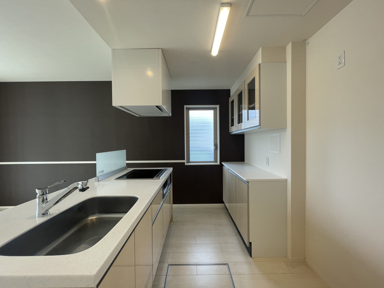 食器棚のあるアイランドキッチンは料理が楽しくなりそう