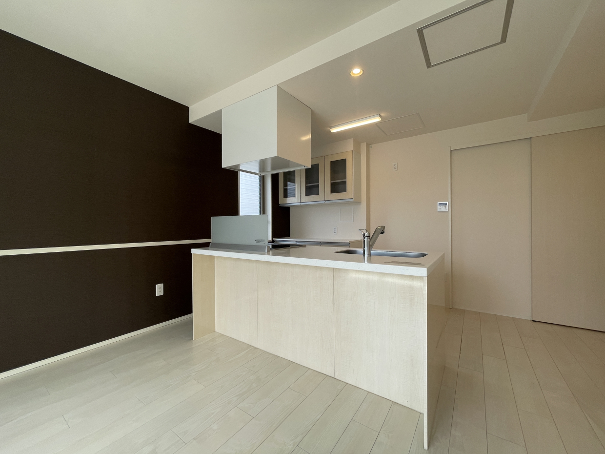 カウンターに椅子を置いて、食事やコーヒーを飲むのも良いですね