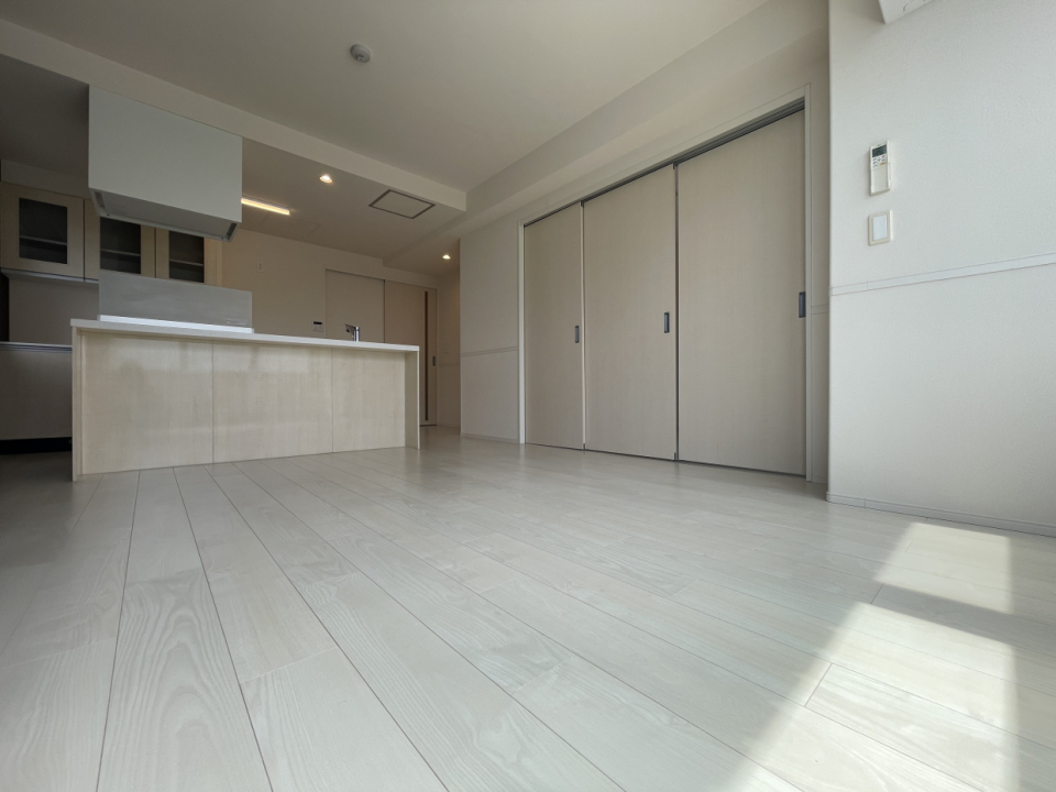 白いフローリングで明るい