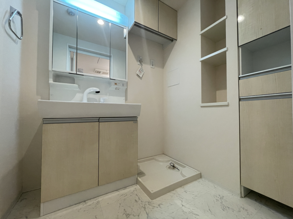 洗面所には収納スペースがたくさん。