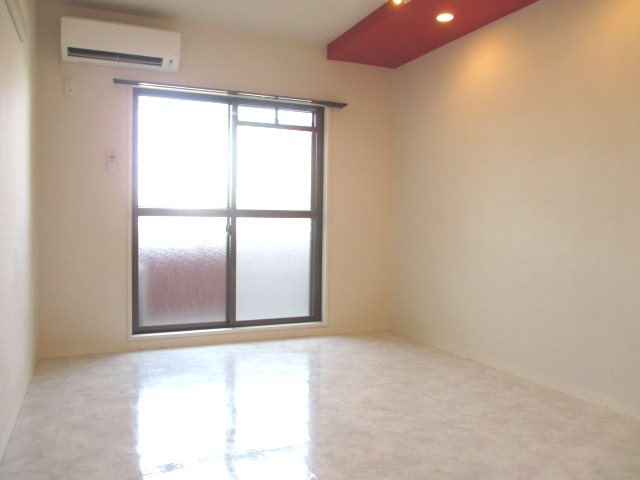 真っ赤の照明が映えた洋室