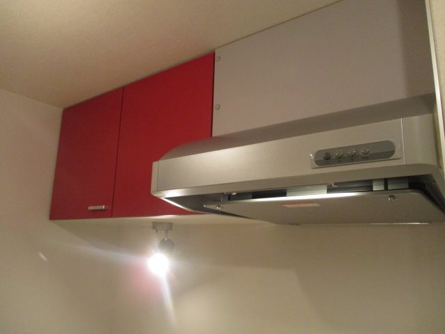 大きな照明ついたキッチン