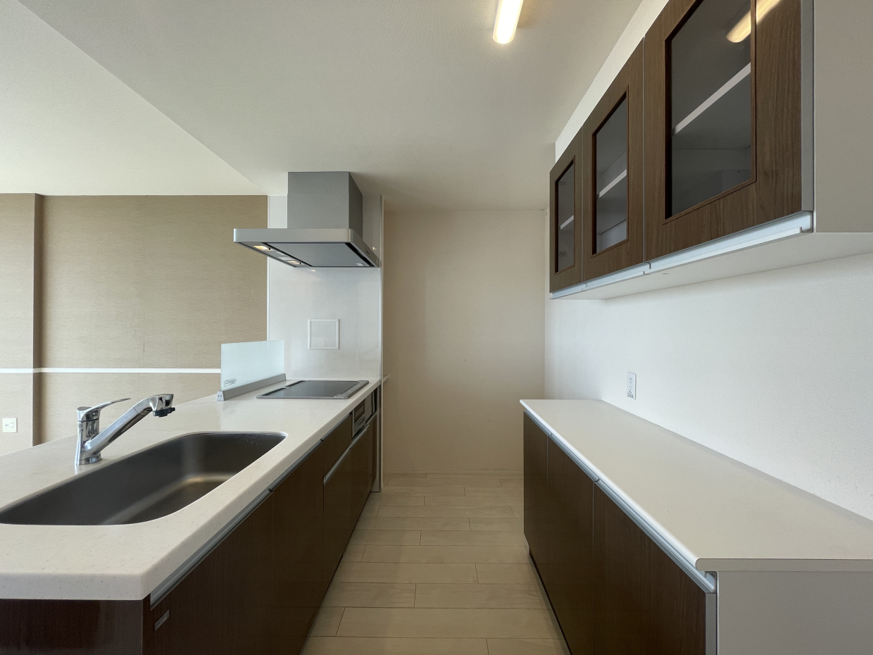 キッチンと食器棚があるので料理好きな方には嬉しい！