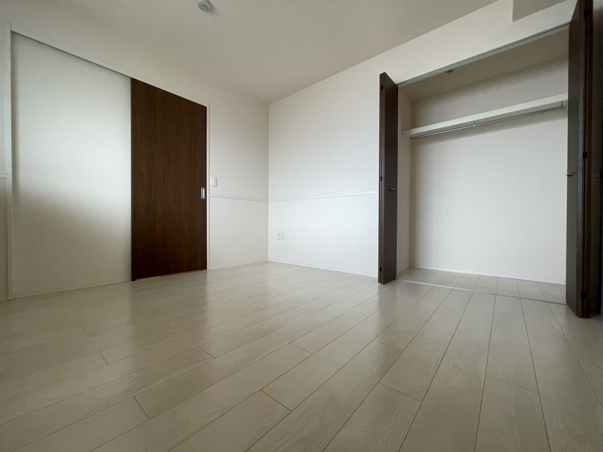 北側の洋室。クローゼット付き