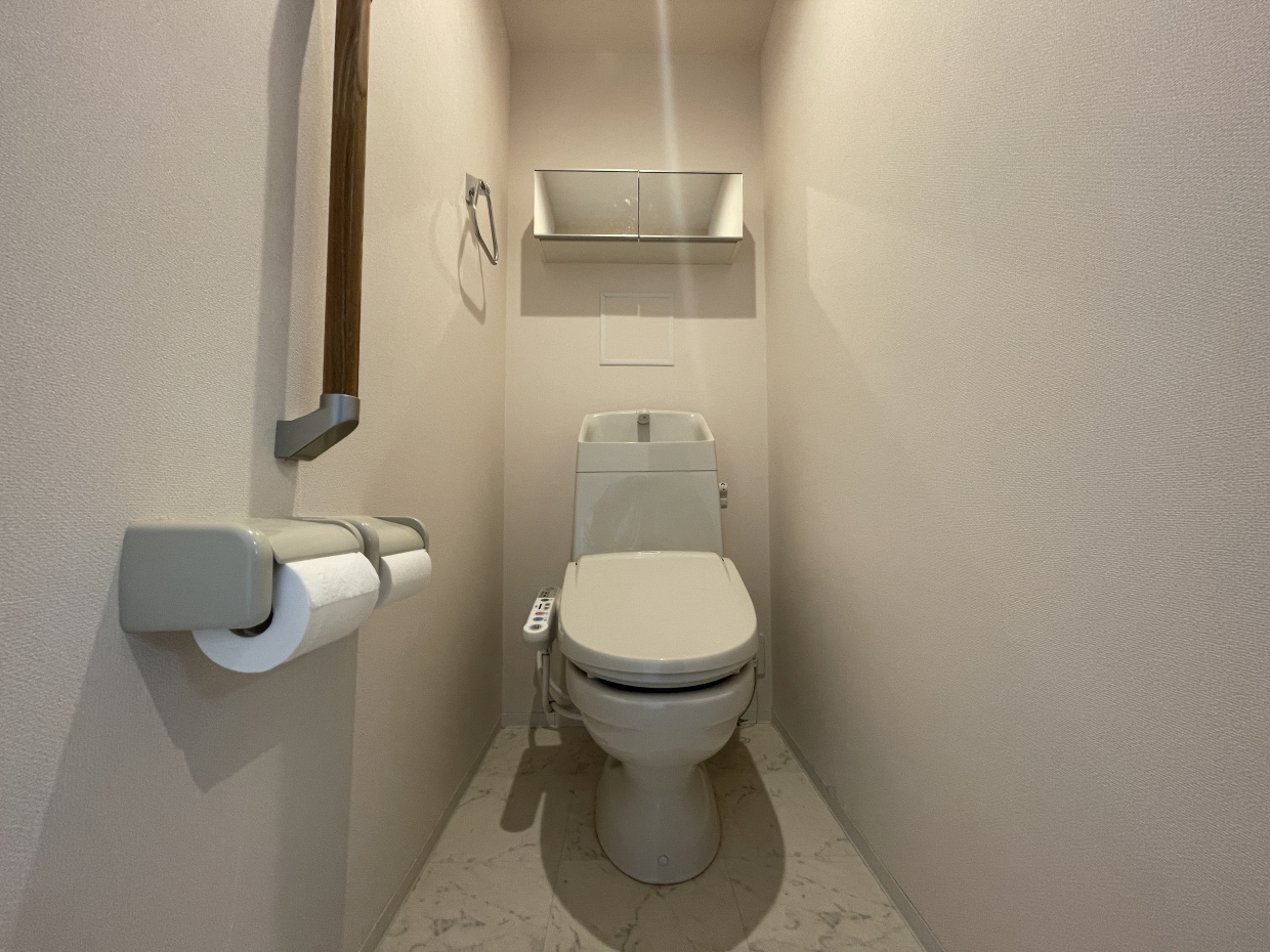 トイレは手すりと収納付き