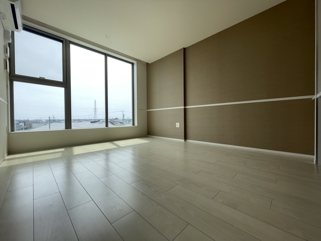 ブラウンのアクセントクロスが落ち着きます