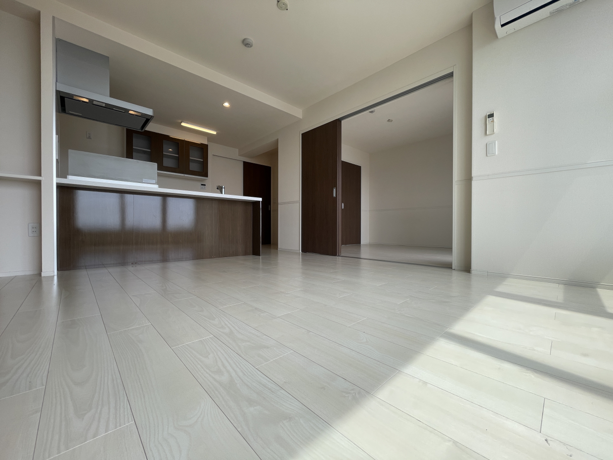 隣の洋室は扉を開放して広い空間にしても。