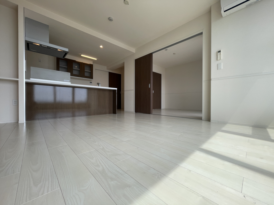 隣の洋室は扉を開放して広い空間にしても。