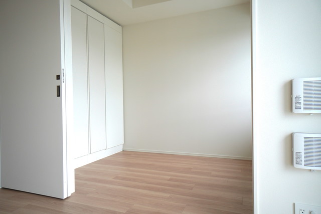 ３．３帖と２．５帖の洋室があります。※写真は同タイプ住戸です。