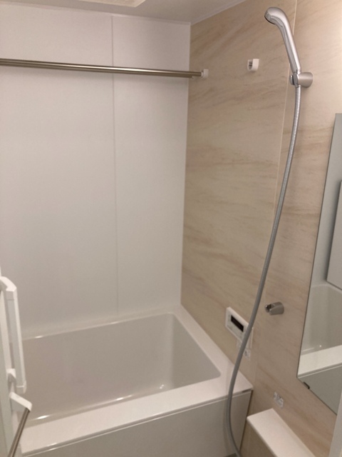 ナチュラルな木目調のパネルがオシャレな浴室。※写真は同タイプ住戸です。