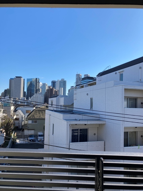 ５階の建物の４階に位置しています。