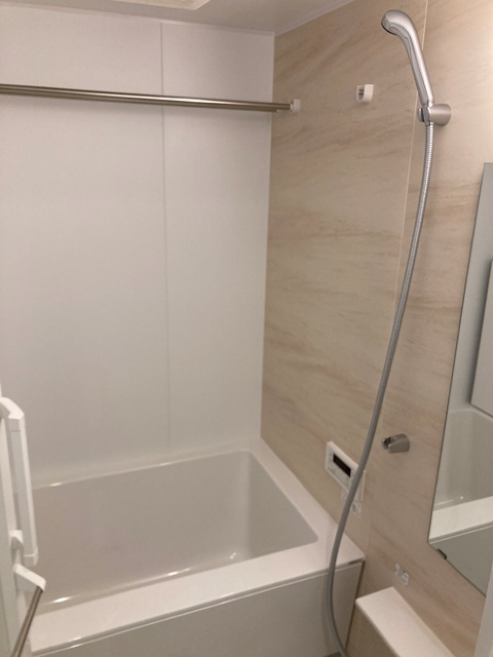 ナチュラルな木目調のパネルがオシャレな浴室。※写真は同タイプ住戸です。