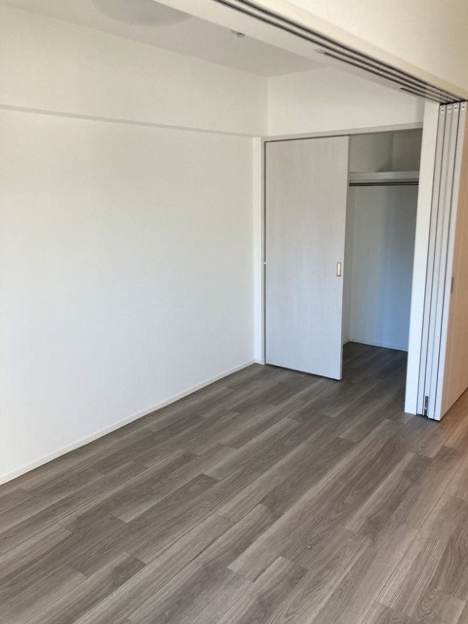 ウォークインクローゼットが完備。※写真は同タイプ住戸です。