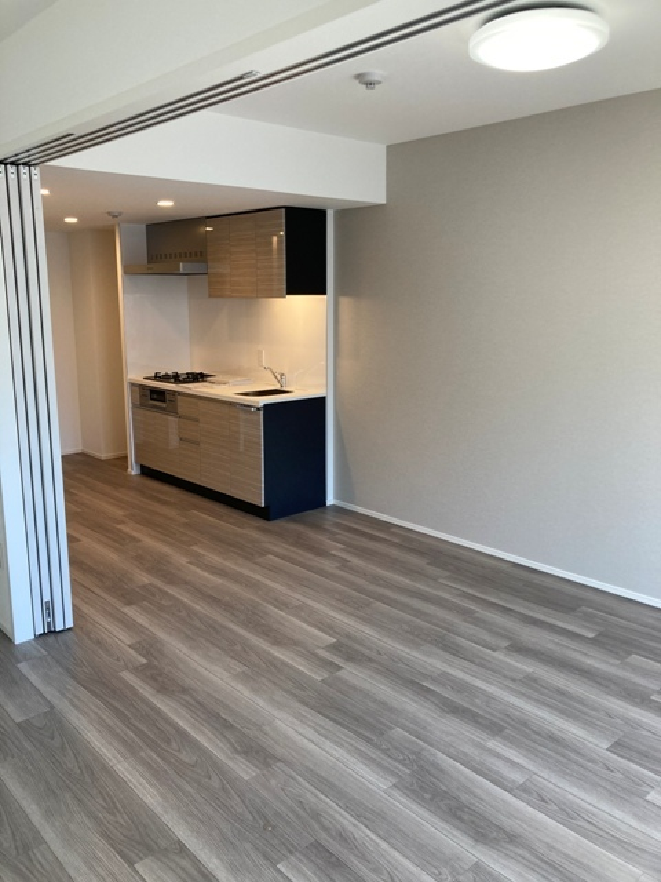 １０．８帖のLDKと５．０帖の洋室が広がり〼。※写真は同タイプ住戸です。