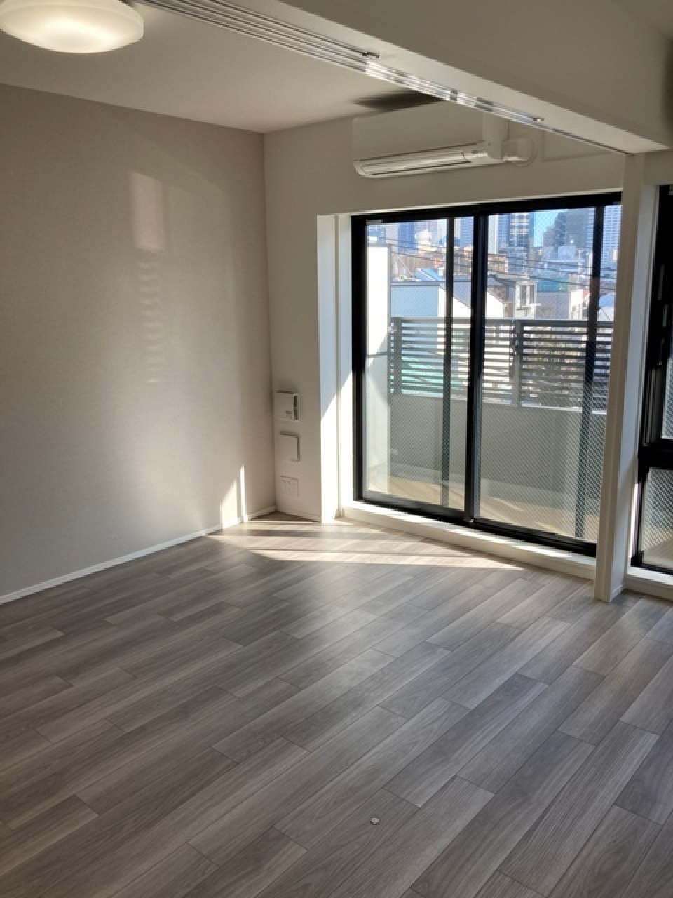 太陽の光が入った時の様子。※写真は同タイプ住戸です。