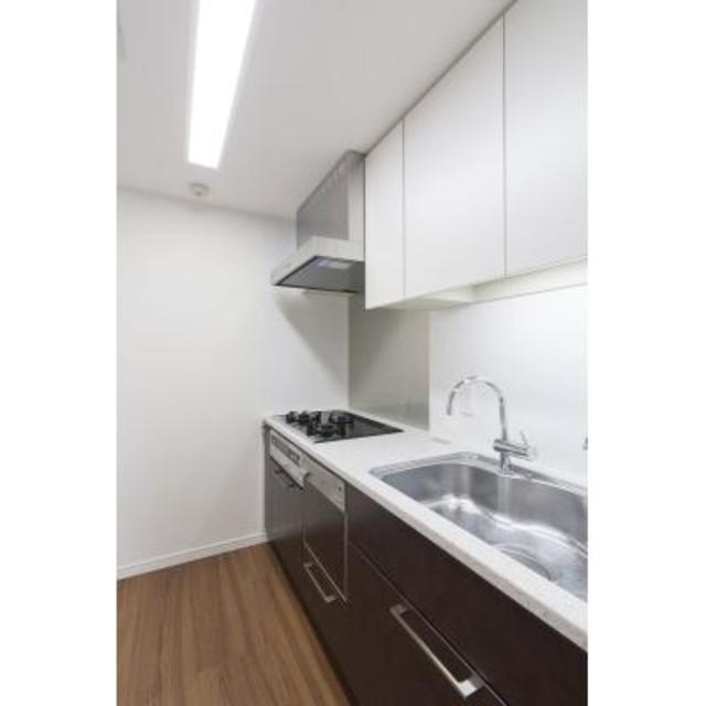 ３口のガスコンロが導入されたキッチン。※写真は同タイプ住戸です。