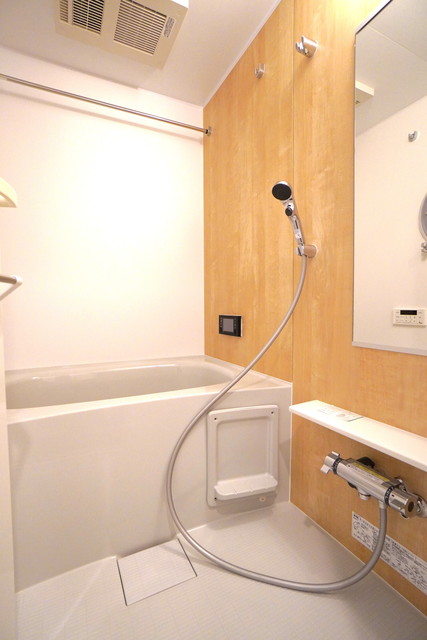 ナチュラルなパネルが導入された浴室。※写真は同タイプ住戸です。