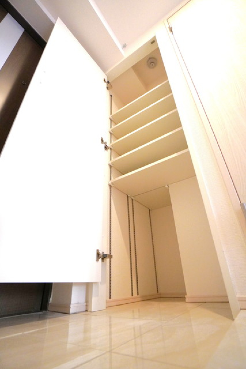 シューズボックスを開けた時の様子。※写真は同タイプ住戸です。