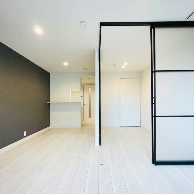 ダークトーンのウォールが落ち着いた雰囲気を演出しています。