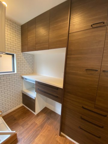 カップボードがあるので、作業にも収納にも便利です。