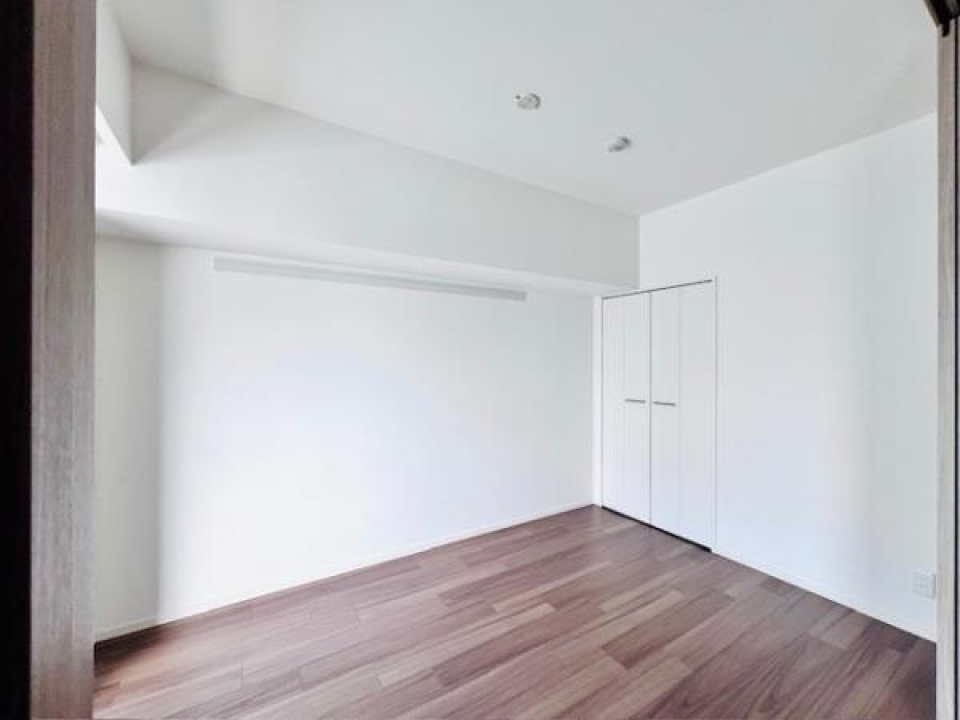 ダークブランの床にはかっこいいテイストや