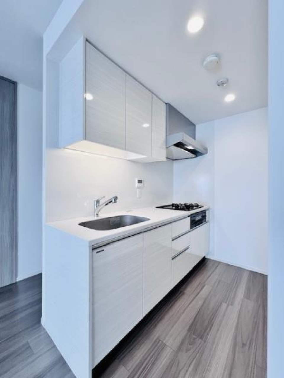 白く清潔感のあるキッチン