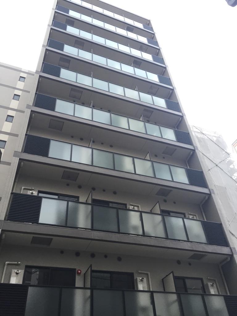 10階の建物の4階に所在しています。