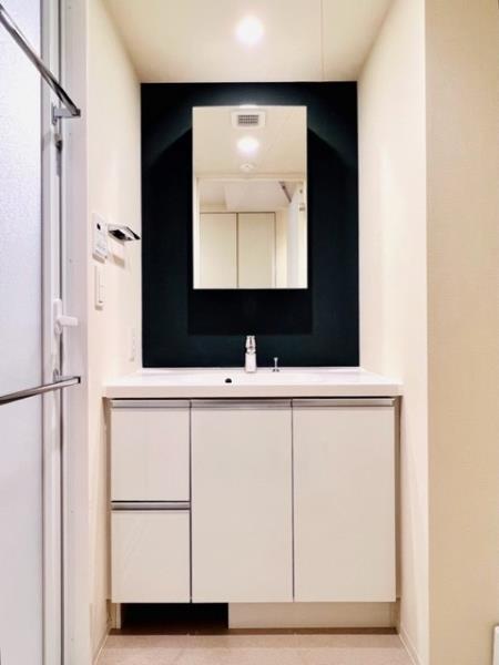 スッキリとした独立洗面台。