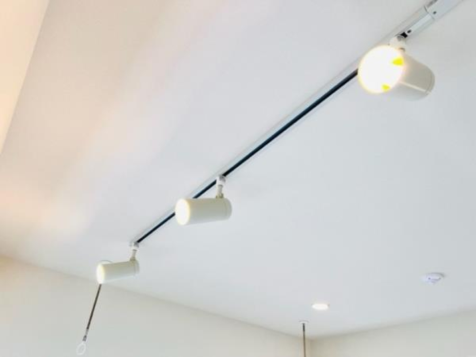 ダクトレールがあるので、好きな照明を選びましょう。