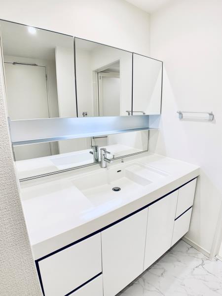 余裕を感じる洗面台です。