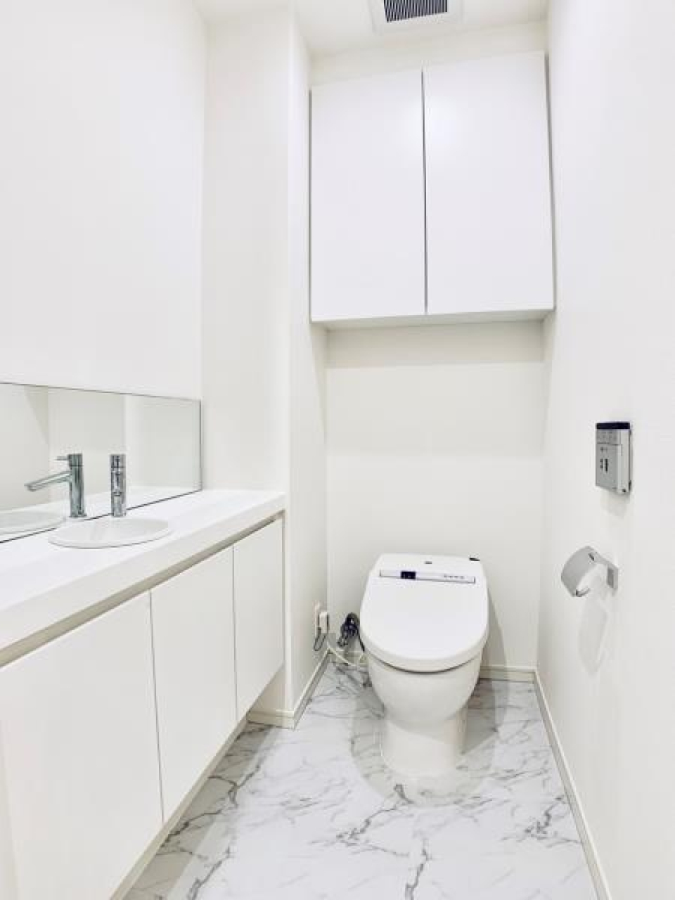 棚があるので掃除用具など整理整頓しやすそうですね。