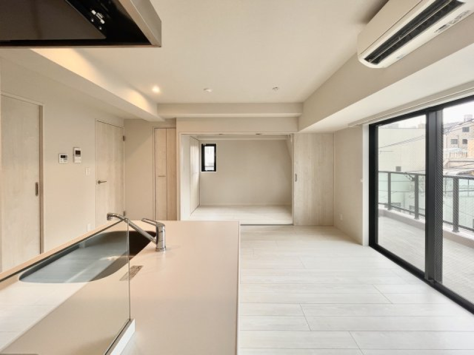 隣接する洋室の扉を開放すれば、リビングからひと続きの広い部屋に。