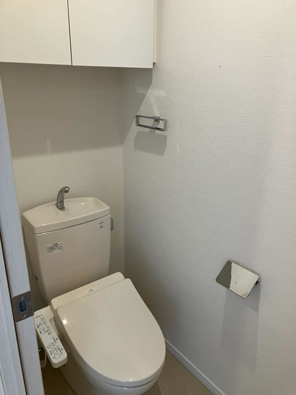 棚があるので掃除用具など整理整頓しやすそうですね※写真は同タイプ住戸です。