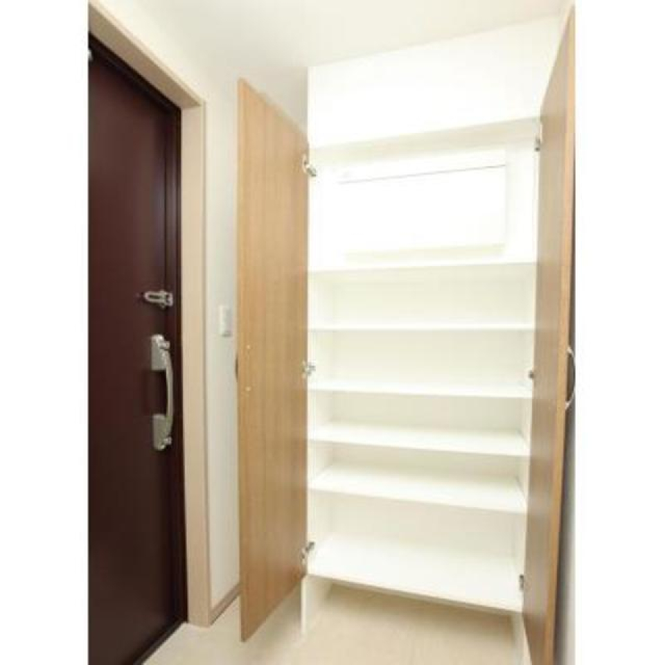 シューズボックスを開けた時の様子。※写真は同タイプ住戸です。